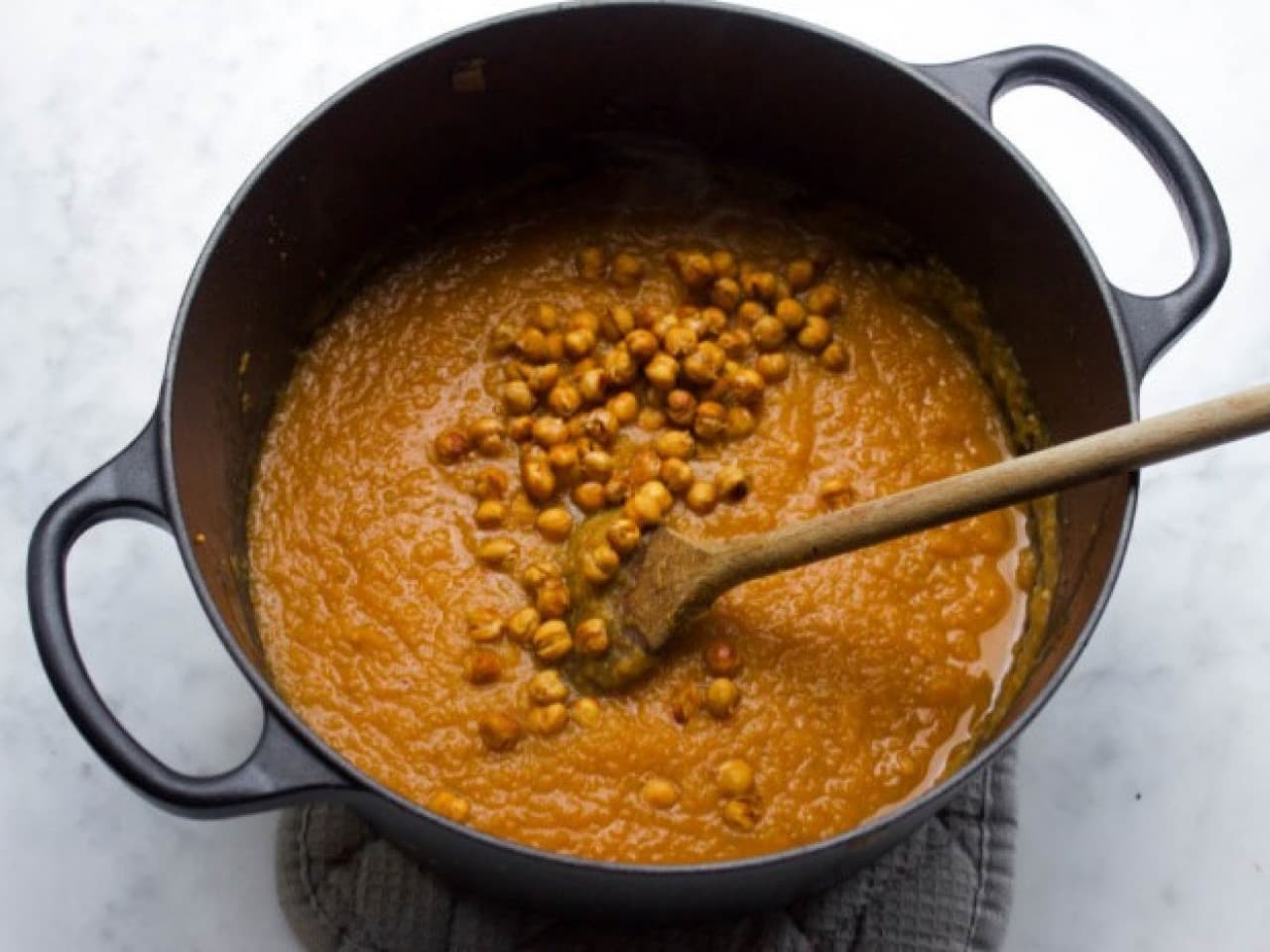 Sopa de calabaza asada con picatostes de garbanzos