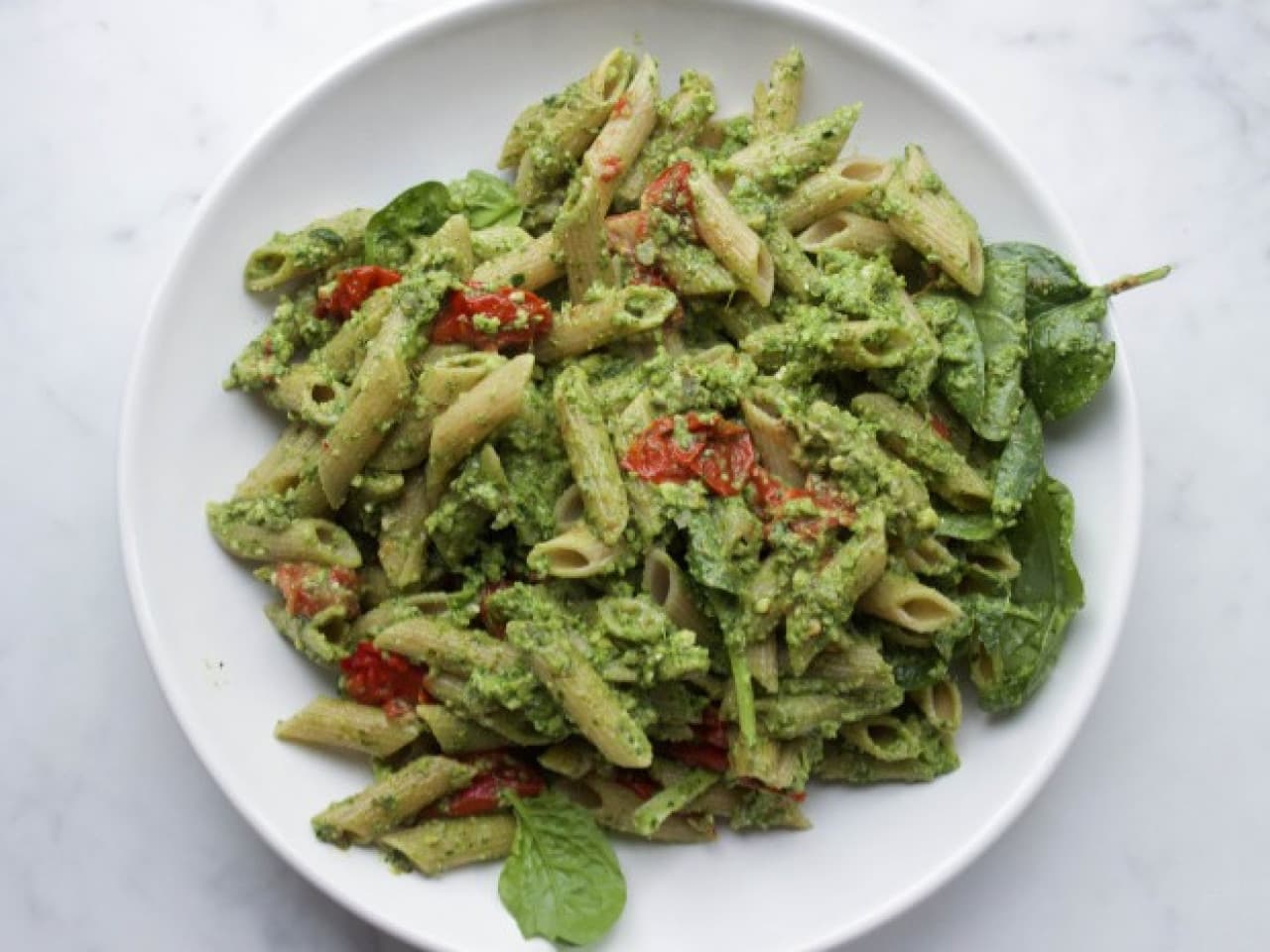 Vegan pasta pesto with roasted tomatoes