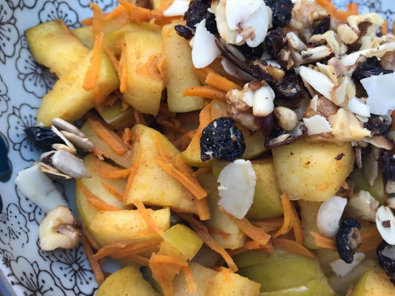 Desayuno caliente con manzana, pera y zanahoria.