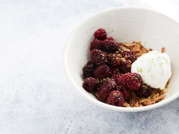 Almond crumble with blackberries