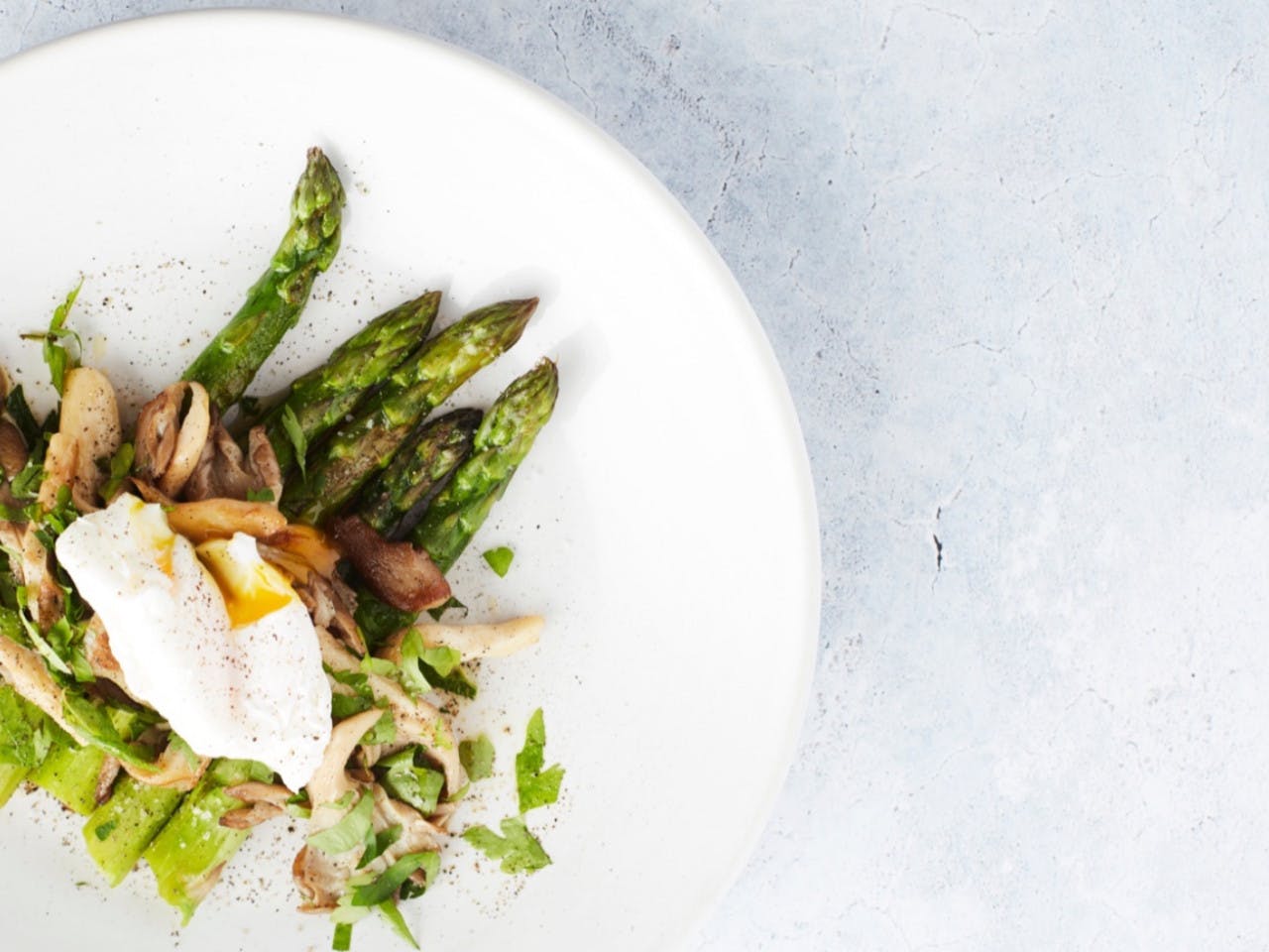 Fried green asparagus with oyster mushroom