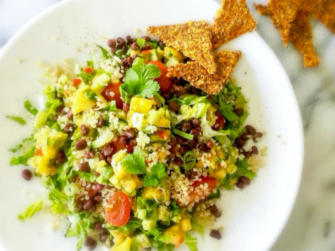 Ensalada de Taco Mexicano con Salsa de Mango y Aguacate