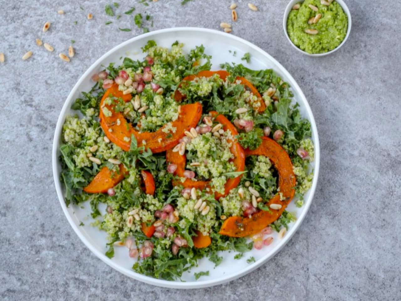 Ensalada de quinua con calabaza asada y pesto de guisantes y menta