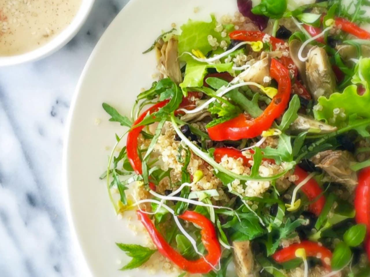 Ensalada de quinua con pimentón asado y salsa de tahini