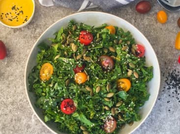 Grünkohlsalat mit Kurkuma-Tahini-Dressing