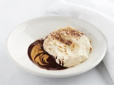 Nutella-Mousse mit Schokoladen-Haselnuss-Keto-Müsli
