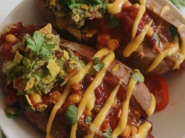 Gevulde zoete aardappel met Mexicaanse salsa mix, guacamole en makkelijke vegan kaassaus