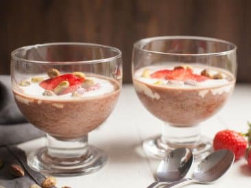 Chia pudding met chocolade, aardbeien en pistache