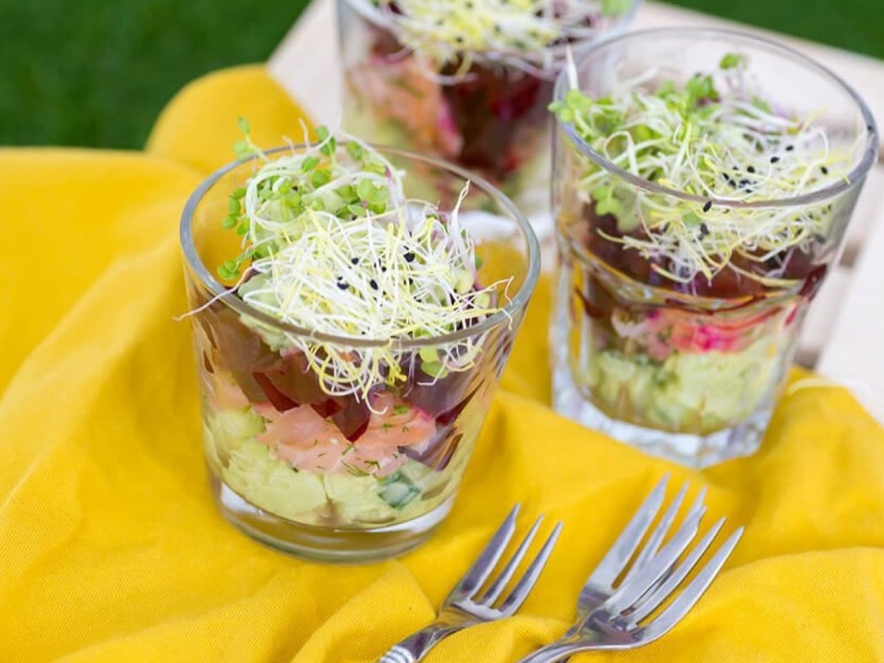 Torreta de remolacha de salmón y aguacate