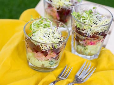 Avocado-, Lachs- und Rote-Bete-Turm