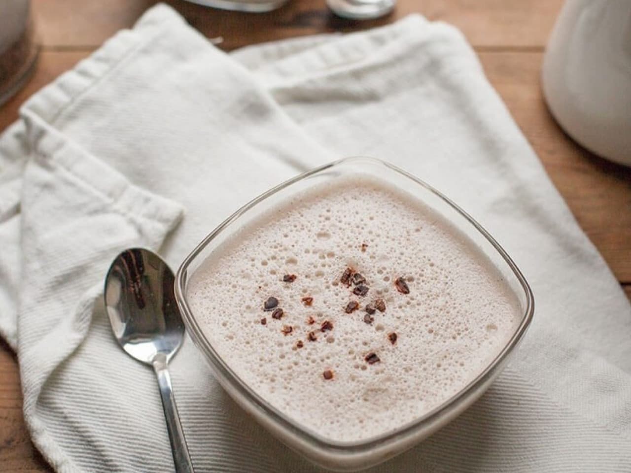 Banana and vanilla pudding with cacao nibs