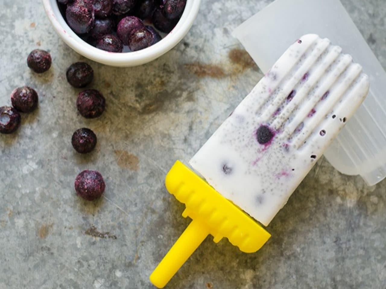 Chia-coconut ice lollies with blueberries