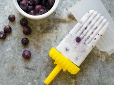 Chia-Kokosnusseis-Lutscher mit Blaubeeren